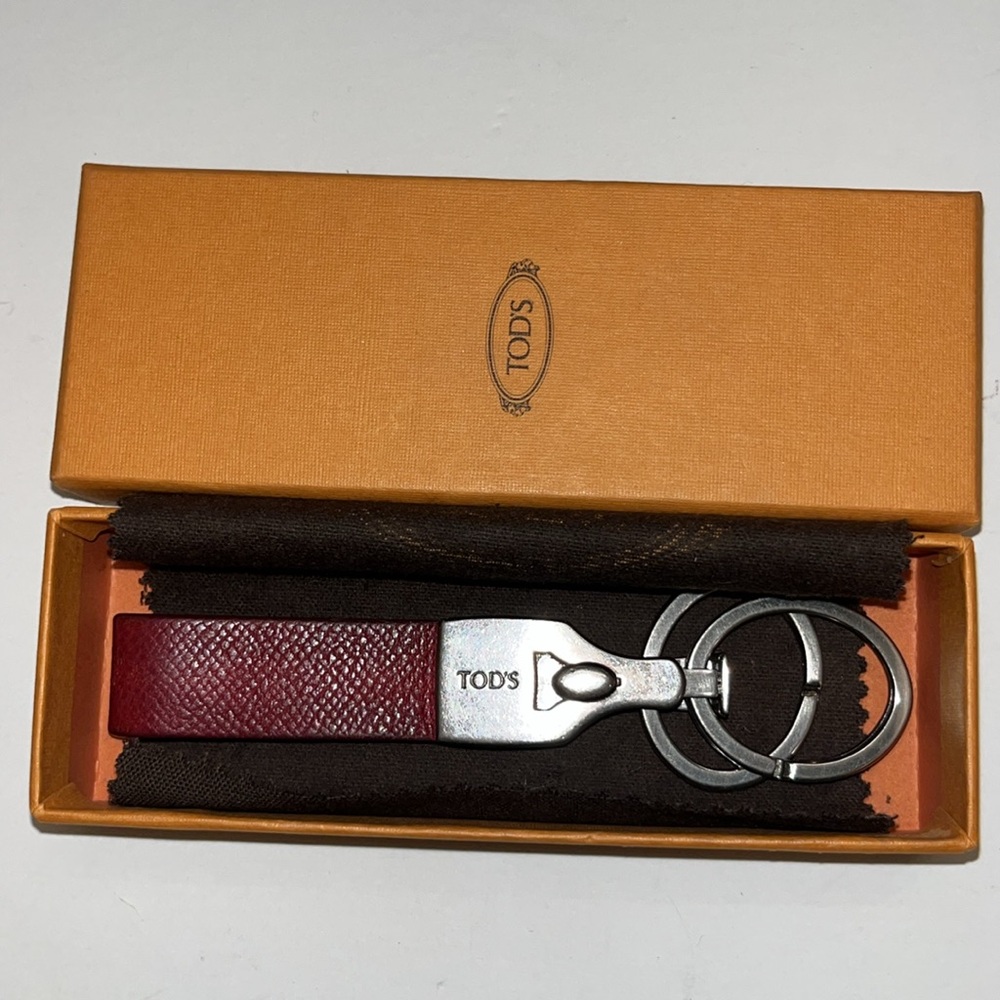 TOD’S Men’s ‘Vallet Parking’ Classic Leather Keychain ~ in Burgundy